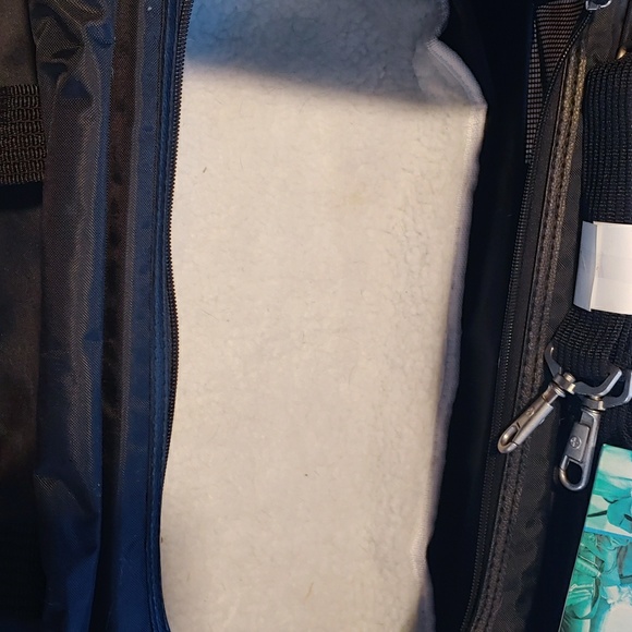 Large Sherpa Wheeled pet carrier with extra strap - Picture 3 of 7